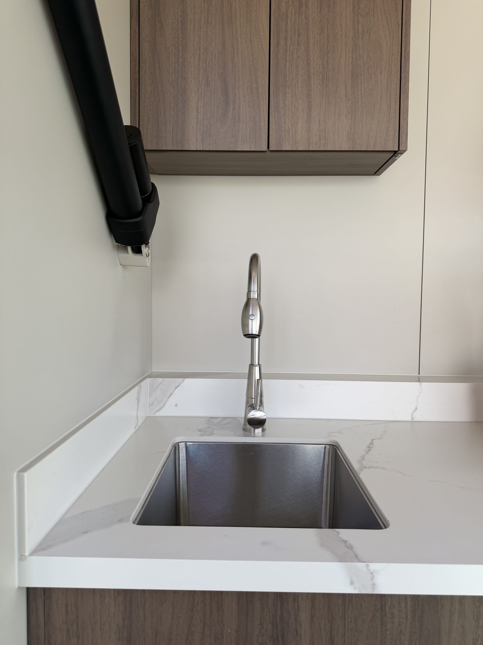 evier inox avec plan de travail en pierre fritée calacatta white