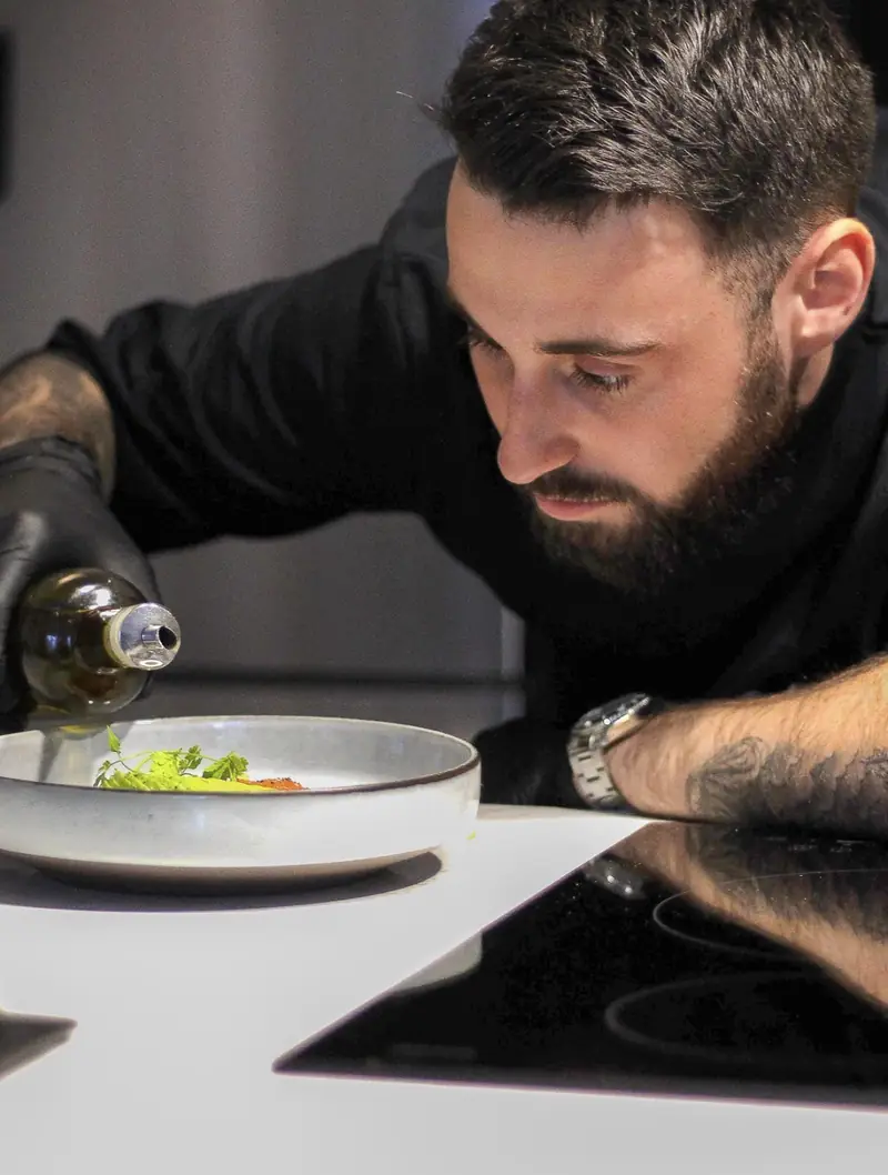 Alex Cook'in, créateur food et chef privé, dresse une assiette