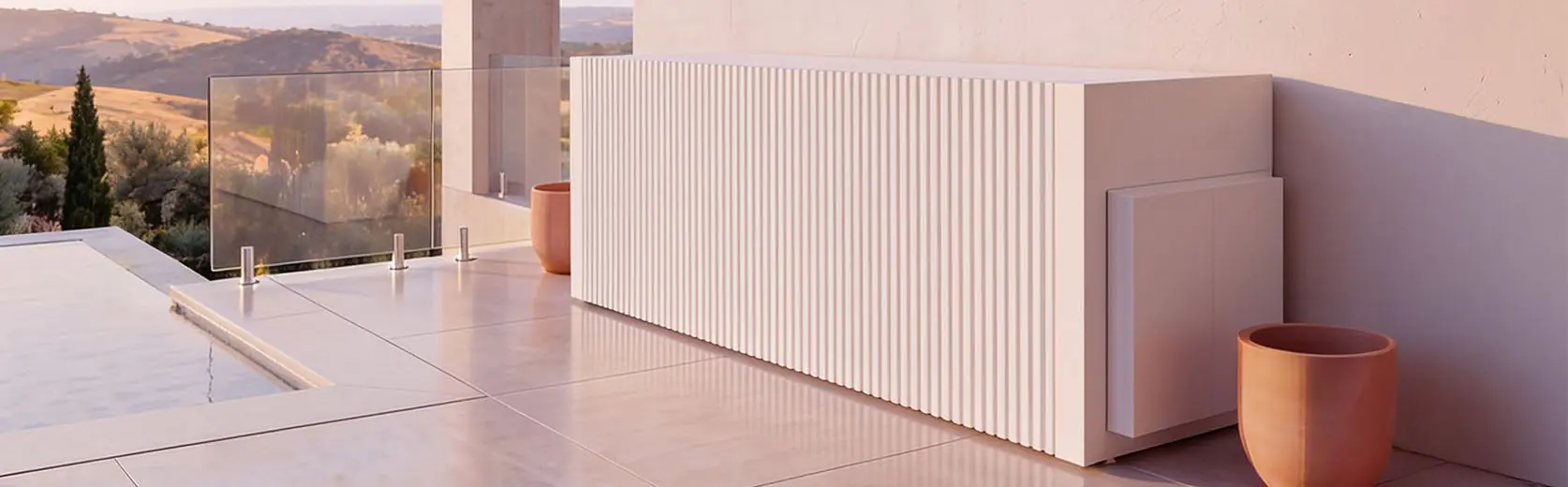 Light Loggia abri refermé : un volume blanc à lames, face aux collines