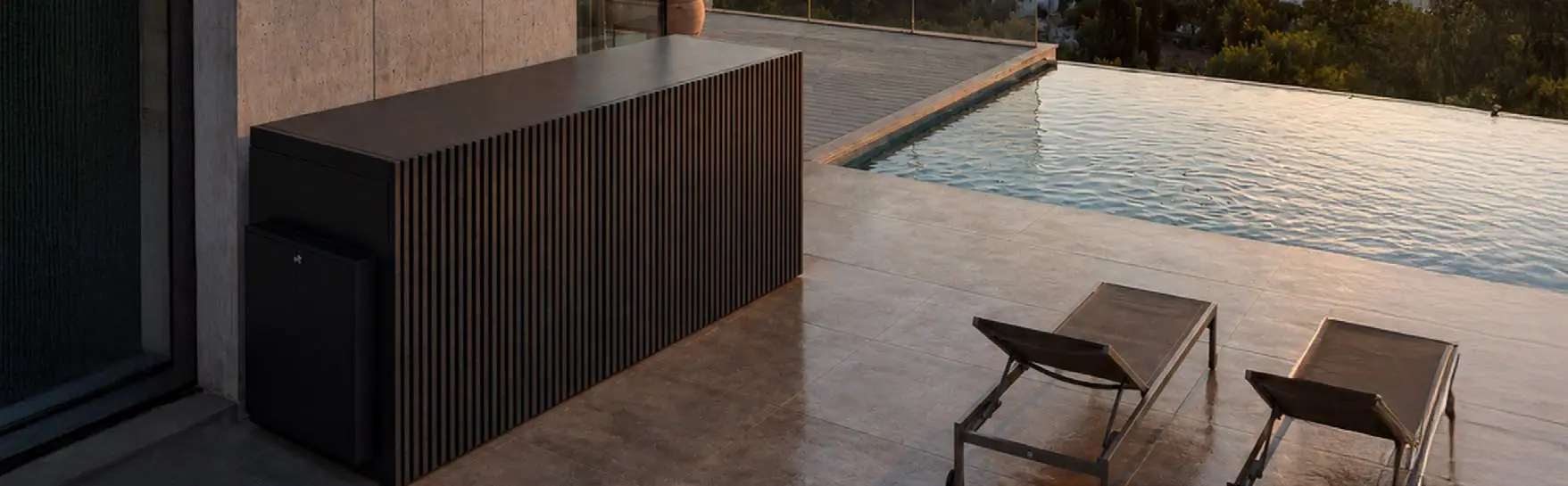 Dark Loggia abri refermé : un volume anthracite à lames au bord d'une piscine