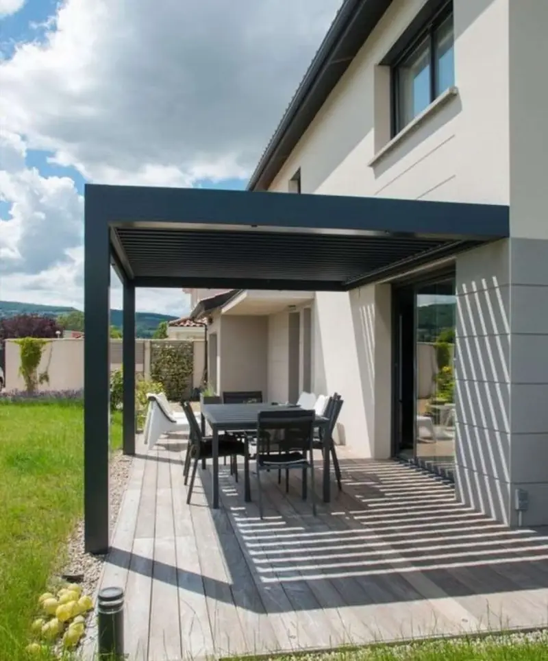 Pergola bioclimatique posée par Trio Fermetures sur une terrasse en bois