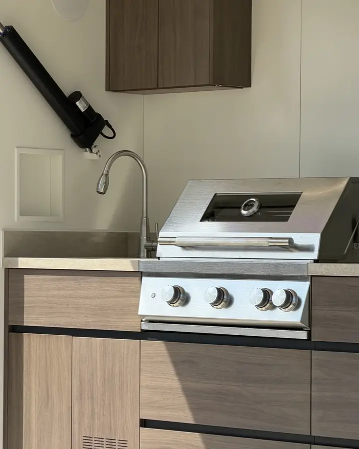 Évier, mitigeur et barbecue encastré d'une cuisine Nox exposée en showroom
