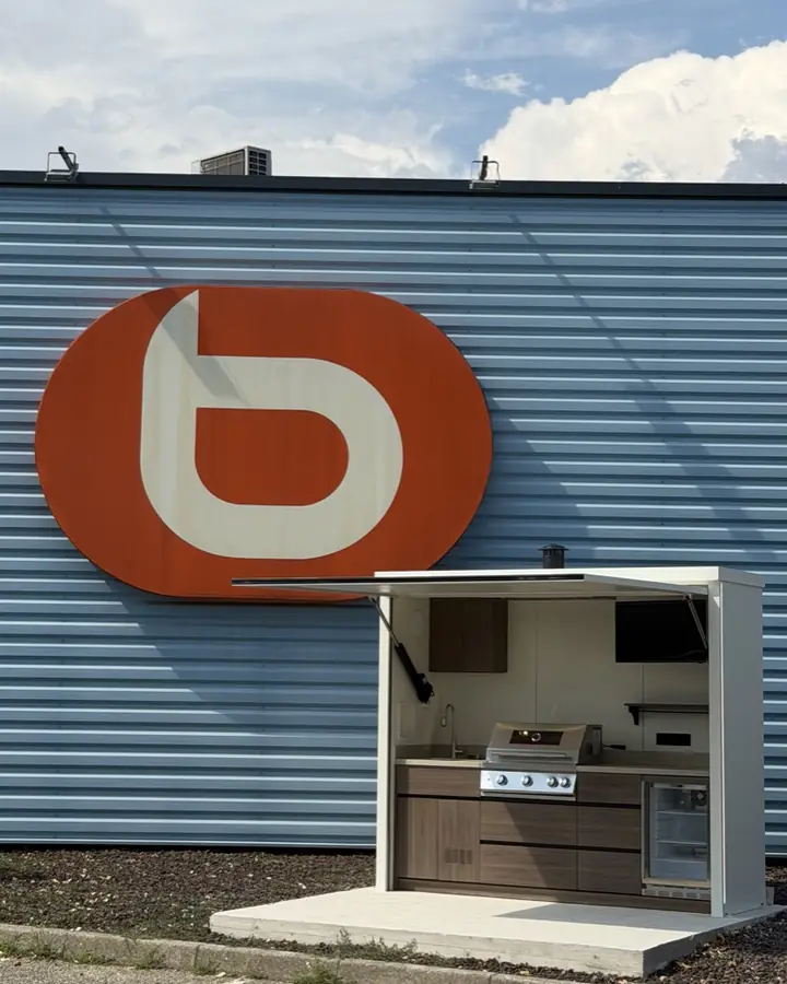 Cuisine d'extérieur Nox Terrace exposée devant le magasin d'un revendeur