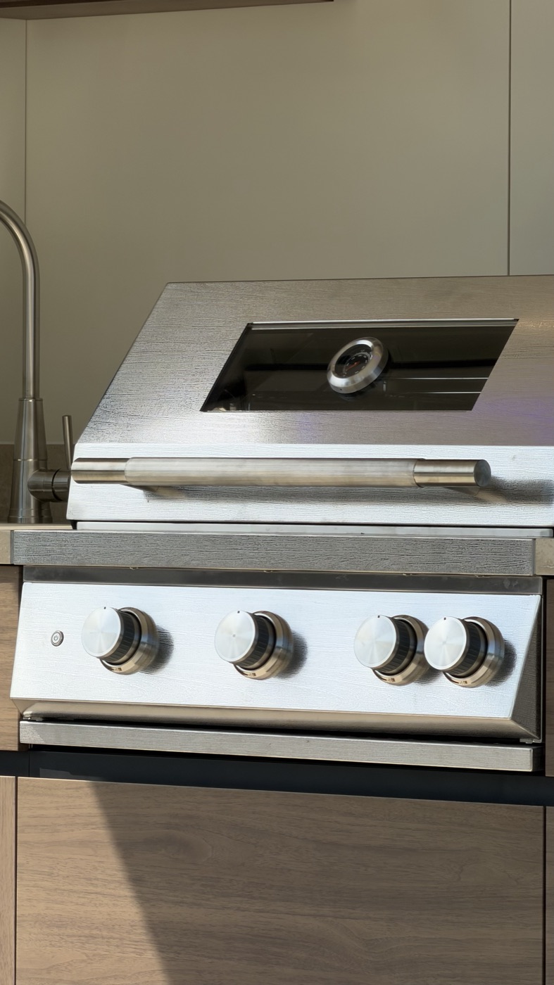 Barbecue inox encastré sous le plan de travail de la Nox Terrace
