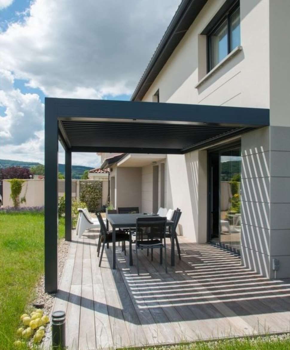 Pergola bioclimatique posée par Trio Fermetures sur une terrasse en bois