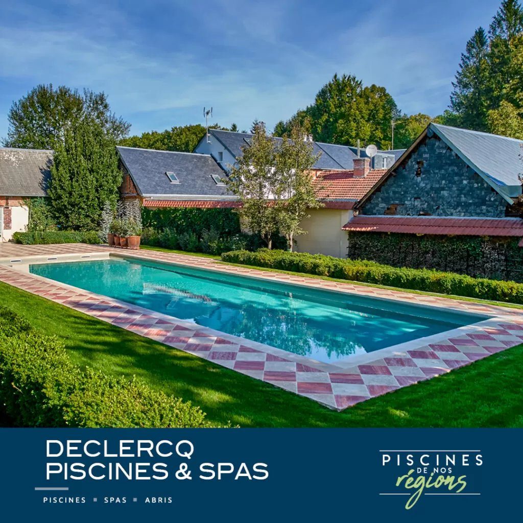 Piscine réalisée par Declercq Piscines & Spas, pelouse et plage en dallage bicolore