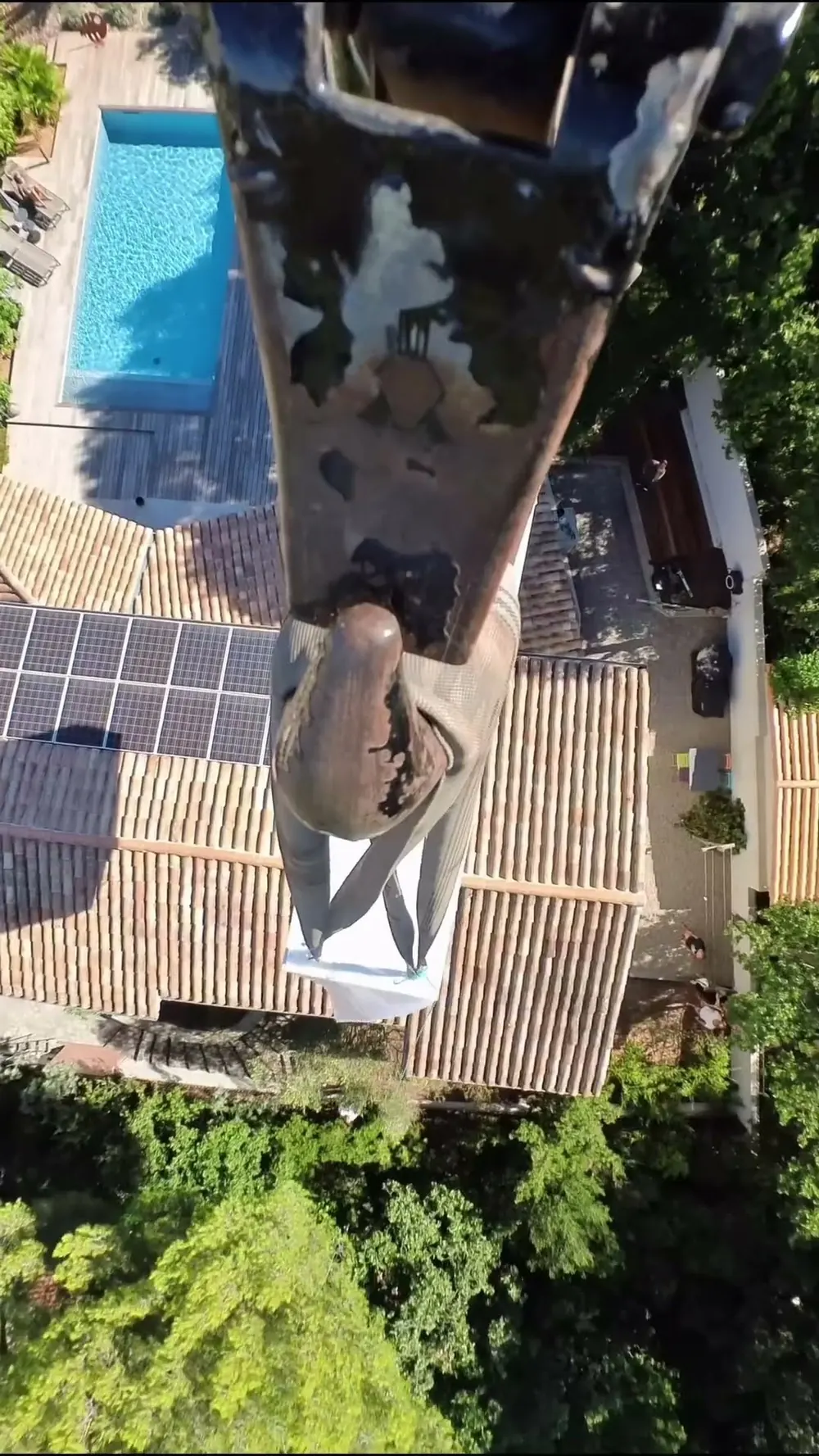 Grutage d'une cuisine Nox au-dessus d'une maison