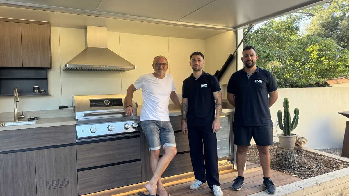 Deux techniciens Nox devant une cuisine tout juste installée