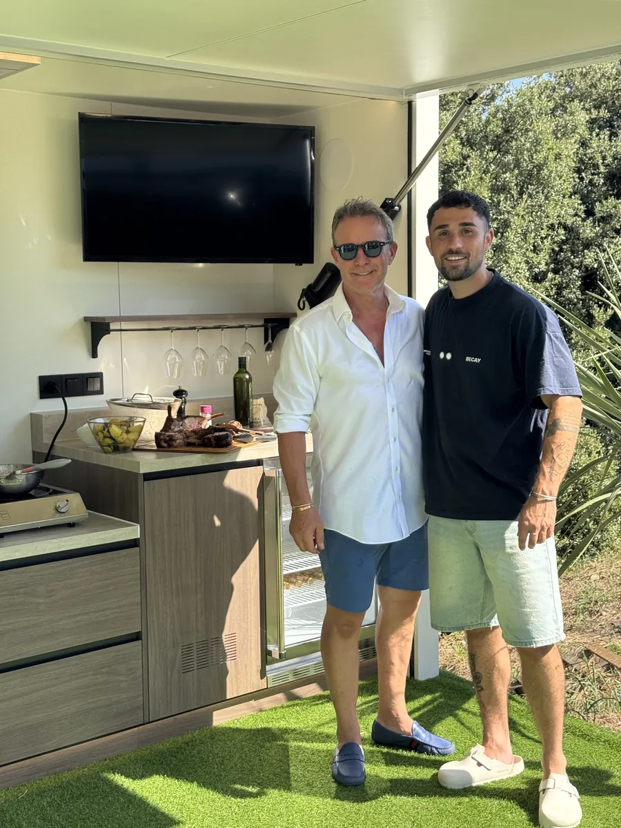 Martial Blin et Loris Réale devant une cuisine Nox