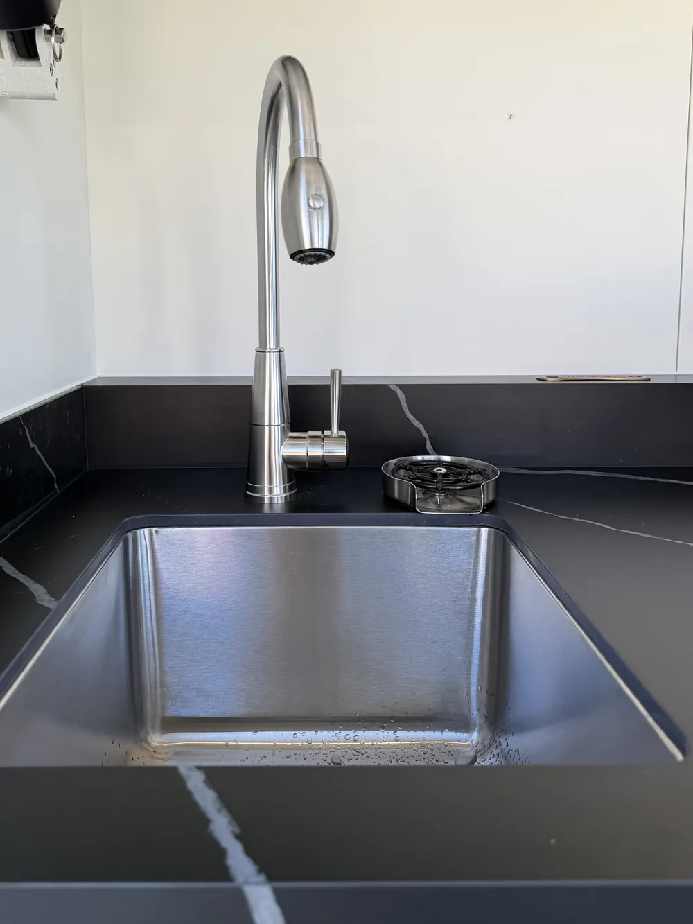 Rangements intégrés en inox d'une cuisine Nox