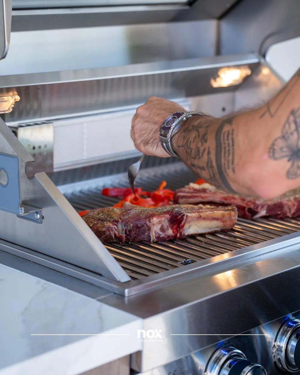 Grill en inox intégré d'une cuisine Nox