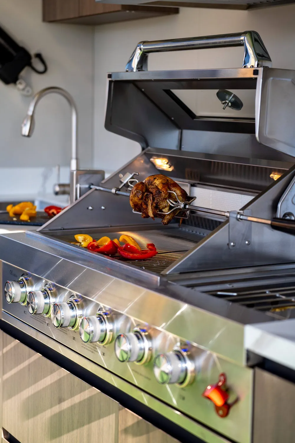 Grill inox incandescent d'une cuisine Nox